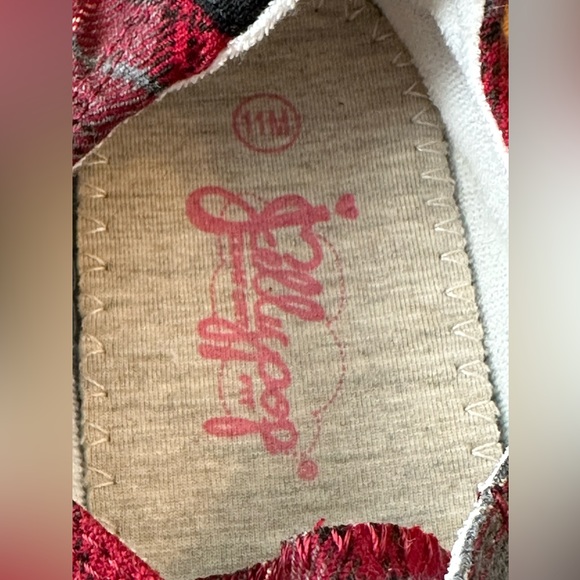 11 M - Picture 2 of 3